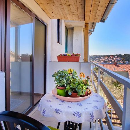 Apartments Mirella Mali Lošinj Eksteriør bilde