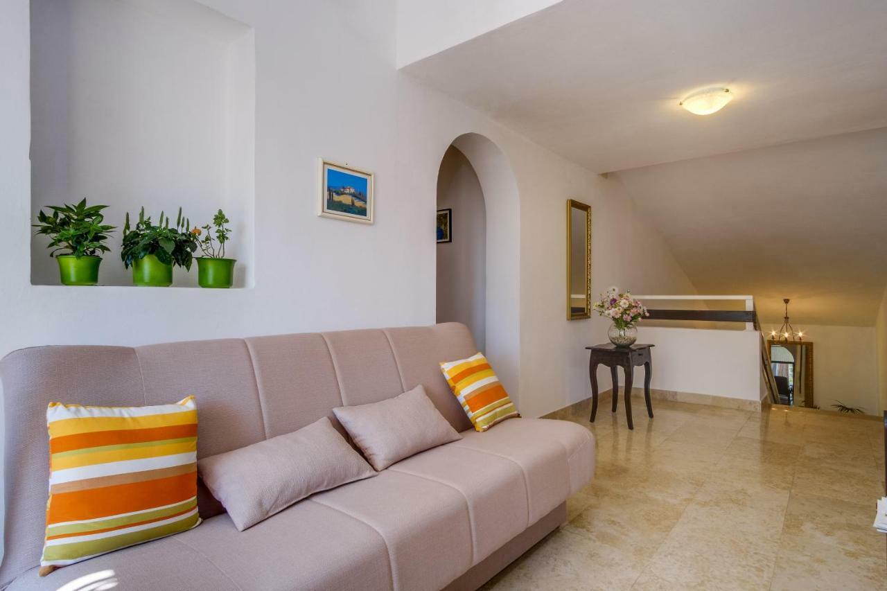 Apartments Mirella Mali Lošinj Eksteriør bilde