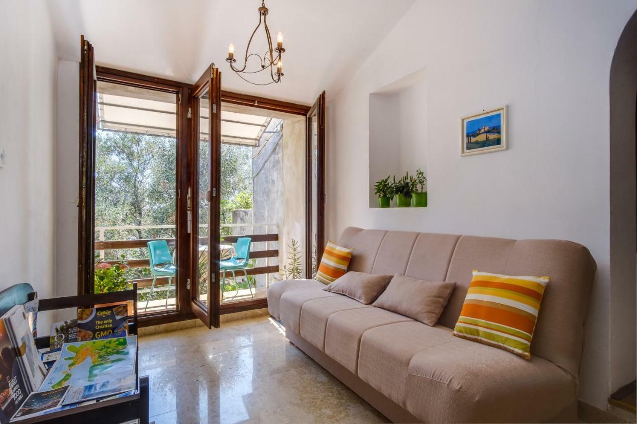 Apartments Mirella Mali Lošinj Eksteriør bilde